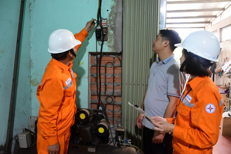 EVNHANOI tăng cường tuyên truyền sử dụng điện an toàn phòng chống cháy nổ tới khách hàng trên địa bàn