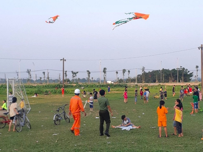 EVNHANOI thường xuyên phối hợp cùng lực lượng chức năng tuyên truyền, khuyến cáo về những nguy hiểm của diều đối với hành lang lưới điện EVNHANOI thường xuyên phối hợp cùng lực lượng chức năng tuyên truyền, khuyến cáo về những nguy hiểm của diều đối với hành lang lưới điện