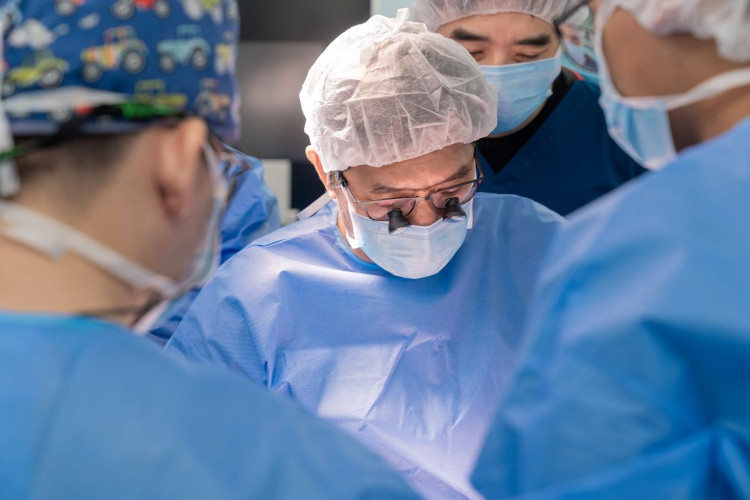 PGS.TS.BS Lê Văn Thành - chuyên gia đầu ngành trong lĩnh vực ghép gan tại Việt Nam chủ trì ca mổ PGS.TS.BS Lê Văn Thành - chuyên gia đầu ngành trong lĩnh vực ghép gan tại Việt Nam chủ trì ca mổ