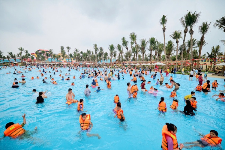 Công viên Sun World mở cửa dịp 30/4 thu hút hàng ngàn du khách (Ảnh: Ánh Dương)