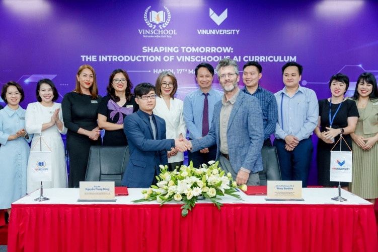 Ông Nguyễn Trung Dũng - Giám đốc Chương trình và đảm bảo chất lượng giáo dục Hệ thống giáo dục Vinschool và Giáo sư Wray Buntine – Giám đốc Chương trình Khoa học máy tính Đại học VinUni tại Lễ công bố triển khai Chương trình trí tuệ nhân tạo