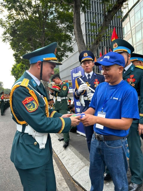 Từ sáng sớm 30/4, đội ngũ Vinamilk đã sẵn sàng tiếp ứng các sản phẩm sữa và nước đóng chai cho lực lượng trước giờ diễu hành