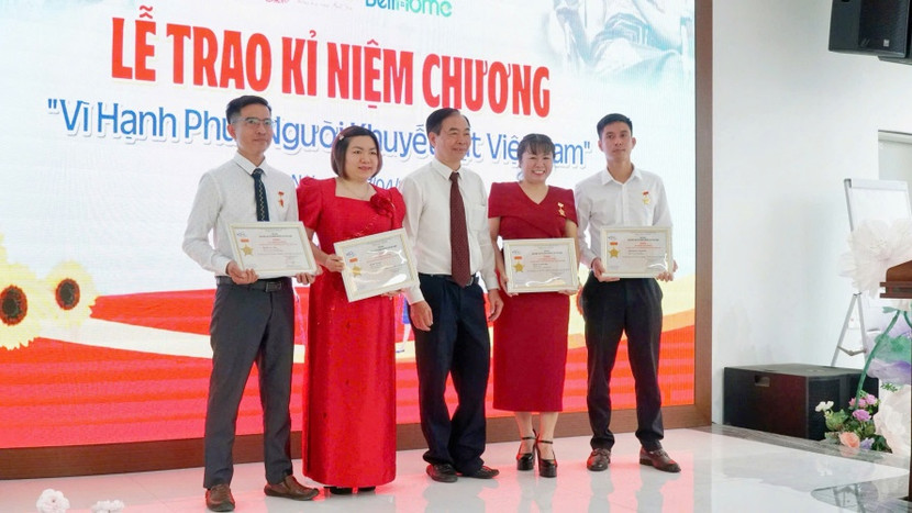 Những cá nhân xuất sắc nhận kỷ niệm chương Những cá nhân xuất sắc nhận kỷ niệm chương