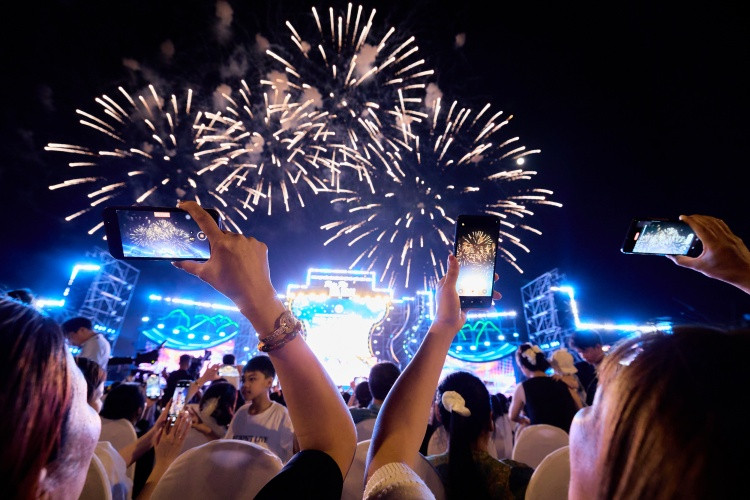 Chuỗi pháo hoa tầm cao được triển khai tại Quảng trường Công viên Lễ hội vào mỗi cuối tuần Chuỗi pháo hoa tầm cao được triển khai tại Quảng trường Công viên Lễ hội vào mỗi cuối tuần