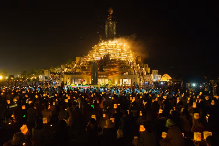 Lễ dâng đăng tổ chức trong hai buổi tối thứ 7 (31/5) và Chủ nhật (1/6) trên đỉnh núi. Ảnh Sun World Ba Den Mountain