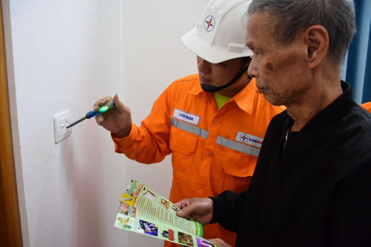 EVNHANOI hỗ trợ kiểm tra và tư vấn khách hàng lựa chọn thiết bị điện phù hợp để đảm bảo an toàn