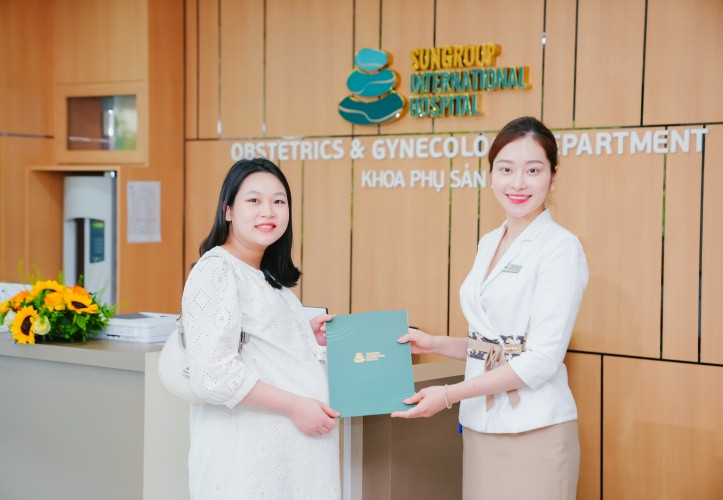 Tập đoàn Sun Group gửi tặng gia đình bé Ánh Dương món quà đặc biệt khi là em bé đầu tiên sinh tại Bệnh viện Mặt Trời - Ảnh Bệnh viện Mặt Trời cung cấp