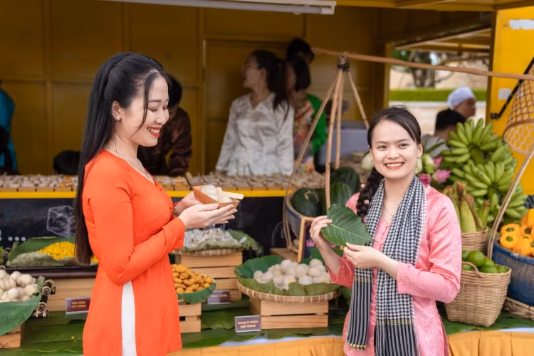 Chợ lá tổ chức vào ngày 31/5 và 1/6 trên đỉnh núi Bà Đen. Ảnh: Sun World Ba Den Mountain