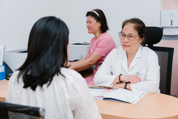 PGS.TS.BS Lê Thị Thanh Vân – nguyên Trưởng khoa Sản III BV Đại học Y, Trưởng khoa Phụ sản Bệnh viện Mặt Trời thăm khám định kỳ cho sản phụ - Ảnh Bệnh viện Mặt Trời cung cấp
