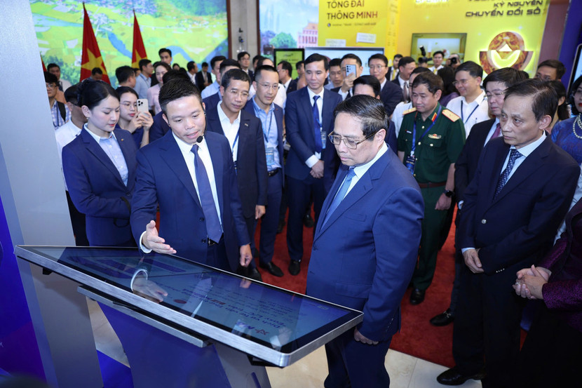 Thủ tướng Phạm Minh Chính tham quan gian hàng công nghệ MB tại sự kiện