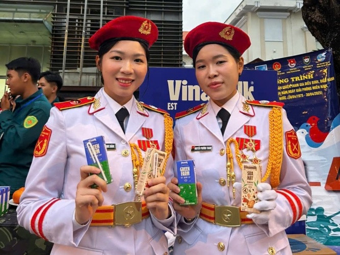 : Các chiến sĩ thích thú khi thử sản phẩm mới của Vinamilk là sữa tươi Green Farm rất ít đường và sữa 9 hạt Vinamilk