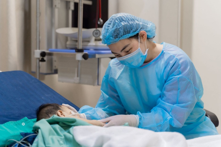 Bé T được gặp mẹ sau ca mổ có kết quả tích cực Bé T được gặp mẹ sau ca mổ có kết quả tích cực