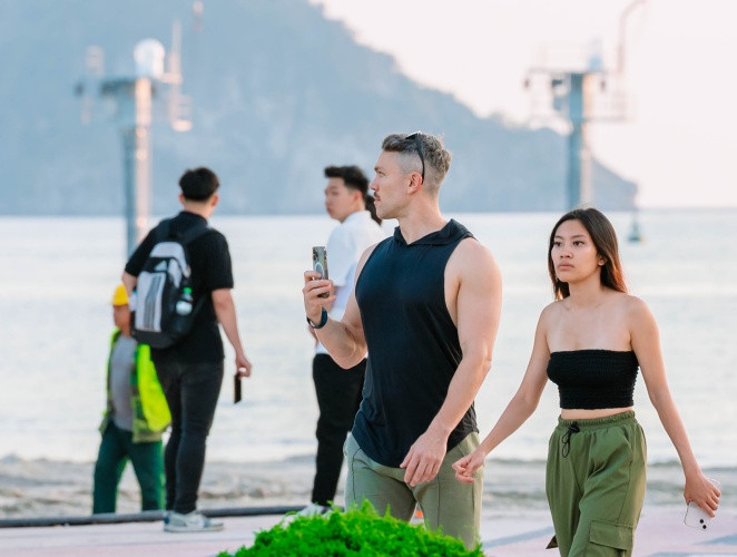 Du khách thăm quan tò mò và thích thú với các buổi tập