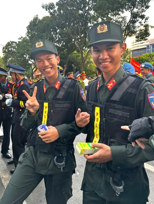 Niềm vui rạng ngời của các anh lính trẻ trước giờ diễu binh chính thức mừng kỷ niệm 50 năm Giải phóng miền Nam, thống nhất đất nước và được tiếp thêm dinh dưỡng từ Vinamilk