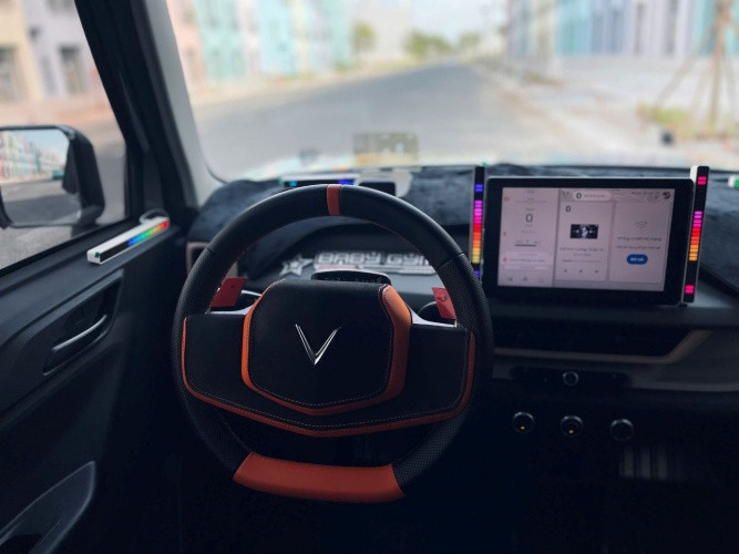 Trang bị anh Lộc đánh giá cao nhất trên VF 3 là màn hình cảm ứng và kính chắn gió.