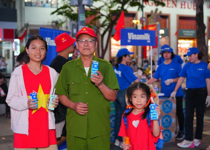 Người ông cựu chiến binh dắt cháu đi chơi lễ và cũng để truyền đạt đến các cháu một giai đoạn lịch sử hào hùng và lòng biết ơn thế hệ cha ông