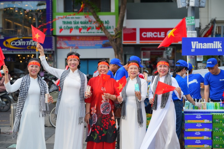 Người dân dù lứa tuổi nào, thế hệ, nghề nghiệp nào cũng đều hòa mình hân hoan kỷ niệm ngày đại thắng, thống nhất non sông. Thu Thảo (24 tuổi, ngụ TP.HCM) cho biết đây là lần đầu tiên được đón mừng dịp lễ lớn như vậy, cảm giác “cắm trại” giữa biển người, ai cũng chung một niềm vui, tự hào về đất nước khiến cô càng cảm thấy rõ nét hơn tinh thần dân tộc, tình yêu nước để trưởng thành và có trách nhiệm hơn với quê hương.