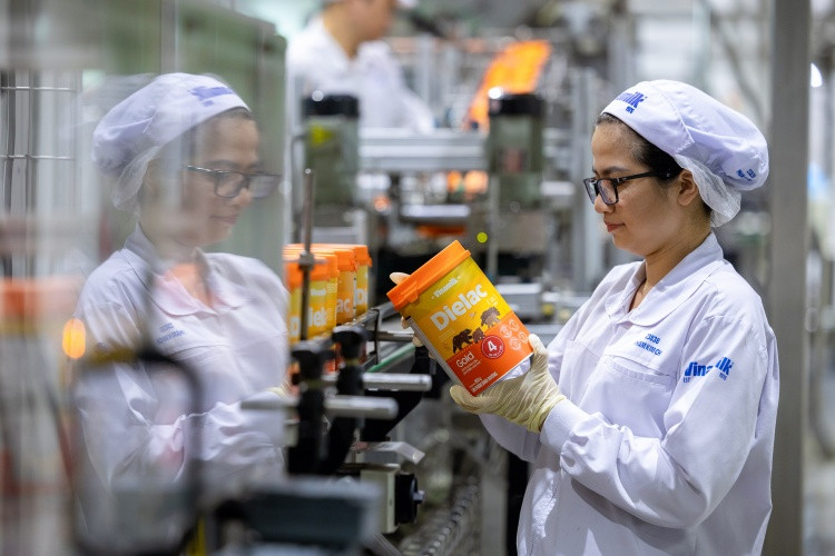 Vinamilk tiên phong đẩy mạnh đầu tư công nghệ sản xuất, tung mới nhiều sản phẩm. Ảnh: Vi Nam