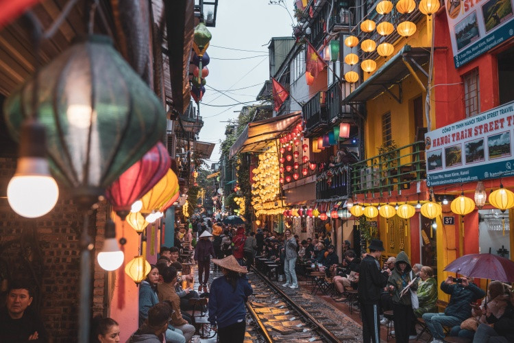 &quot;Phố đường tàu&quot; là điểm hút khách du lịch cả ngày lẫn đêm. Ảnh: Istock