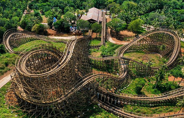 Mộc Xà Thịnh Nộ tại Sun World Hon Thom Nature Park (Phú Quốc) là tàu lượn siêu tốc bằng gỗ đầu tiên tại Việt Nam