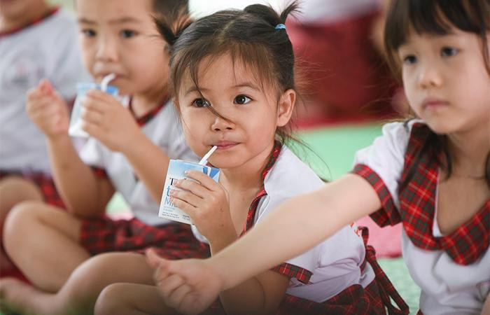 Ly sữa tươi sạch TH true MILK đồng hành cùng sức khỏe và tầm vóc trẻ em Việt Nam. Ly sữa tươi sạch TH true MILK đồng hành cùng sức khỏe và tầm vóc trẻ em Việt Nam.