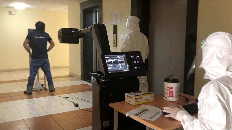 Đội ngũ chuyên gia của VinBrain thu thập hình ảnh X-quang tại khu cách ly TP HCM