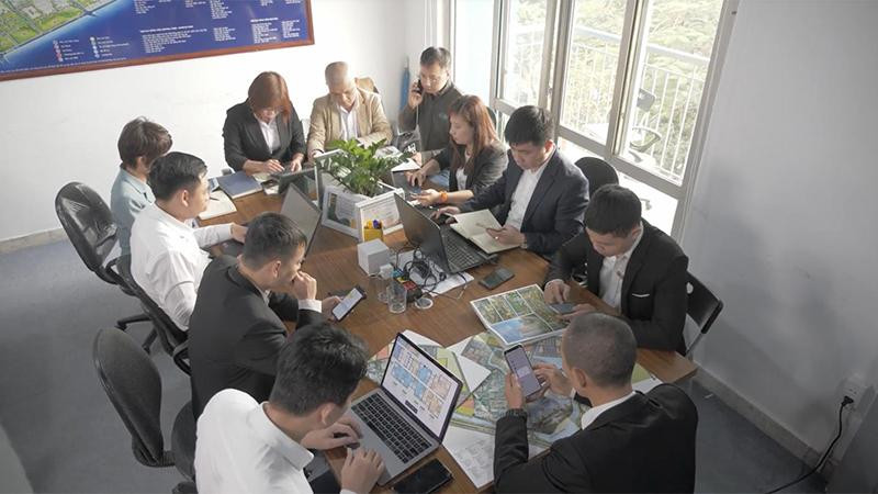 Các nhân viên kinh doanh bất động sản đang làm việc bằng 200% công suất nhưng lúc nào cũng cảm thấy tràn đầy năng lượng Các nhân viên kinh doanh bất động sản đang làm việc bằng 200% công suất nhưng lúc nào cũng cảm thấy tràn đầy năng lượng