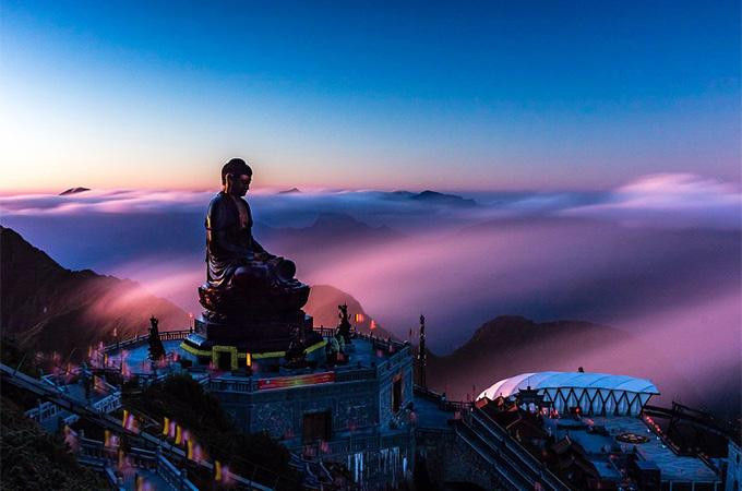 Đại tượng Phật A Di Đà trong ánh chiều tím. Ảnh: Tô Bá Hiếu Đại tượng Phật A Di Đà trong ánh chiều tím. Ảnh: Tô Bá Hiếu