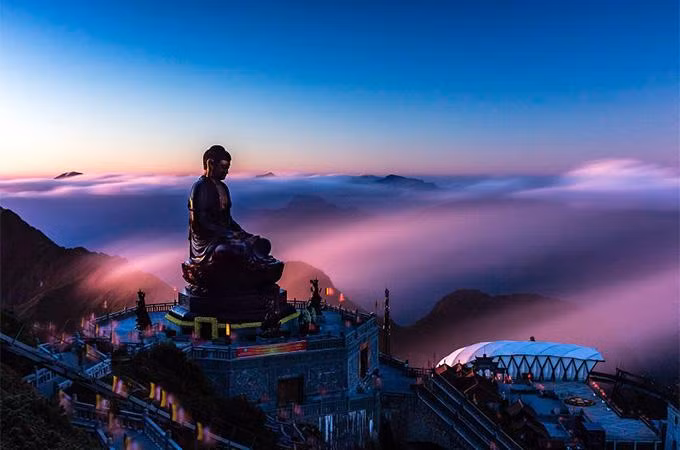 Đại tượng Phật A Di Đà trong ánh chiều tím. Ảnh: Tô Bá Hiếu Đại tượng Phật A Di Đà trong ánh chiều tím. Ảnh: Tô Bá Hiếu