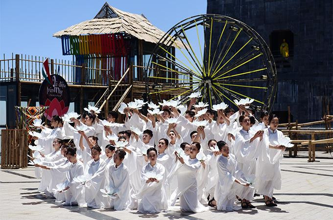 Show nghệ thuật như “Vũ điệu trên mây” Show nghệ thuật như “Vũ điệu trên mây”