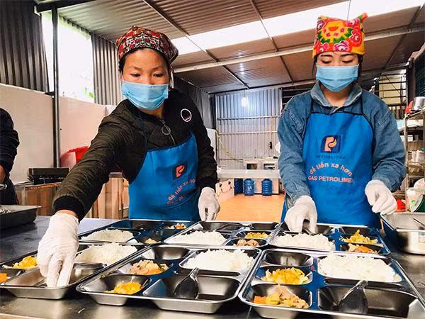 Bữa ăn trưa bán trú tại trường tiểu học Tô Múa (Vân Hồ, Sơn La) theo mô hình điểm Bữa ăn học đường đang được Bộ Giáo dục và Đào tạo triển khai tại 10 tỉnh thành trên cả nước, với sự đồng hành của Tập đoàn TH.