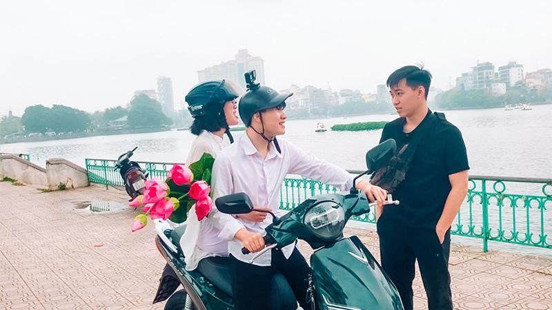 Nhóm bạn của Minh Anh gây chú ý và được khen ngợi rất nhiều khi dạo phố cùng tân binh Feliz