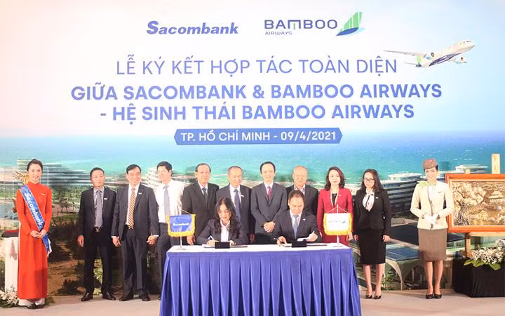 Bà Nguyễn Đức Thạch Diễm – thành viên HĐQT kiêm Tổng giám đốc Sacombank cùng ông Đặng Tất Thắng –Tổng giám đốc Bamboo Airways ký kết thỏa thuận hợp tác dưới sự chứng kiến của lãnh đạo hai bên