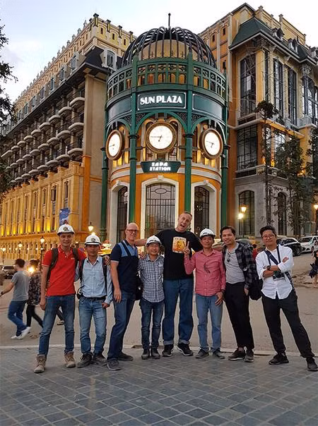 Nguyễn Xuân Hậu (thứ 4 từ trái sang) cùng “Ông hoàng resort” Bill Bensley và đồng nghiệp trước dự án Sun Plaza tại Sa Pa Nguyễn Xuân Hậu (thứ 4 từ trái sang) cùng “Ông hoàng resort” Bill Bensley và đồng nghiệp trước dự án Sun Plaza tại Sa Pa