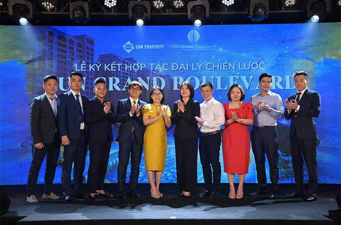 8 đại lý phân phối chính thức dự án Sun Grand Boulevard chụp hình lưu niệm với đại diện chủ đầu tư.