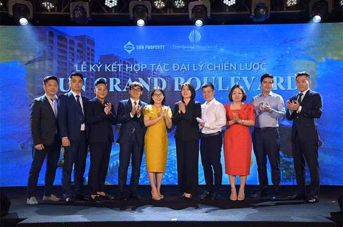 8 đại lý phân phối chính thức dự án Sun Grand Boulevard chụp hình lưu niệm với đại diện chủ đầu tư.
