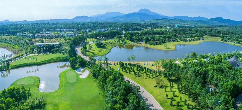 Cách trung tâm Thủ đô chưa đầy 60km, không gian Resort 5 sao Flamingo Đại Lải được xem là lựa chọn lý tưởng cho những ai tìm một chốn nghỉ dưỡng không quá xa Hà Nội mà vẫn đem lại cảm giác gần gũi với tự nhiên.