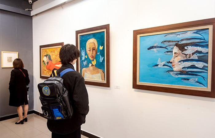 Khách tham quan triển lãm “Hồi Hải Mã” Khách tham quan triển lãm “Hồi Hải Mã”