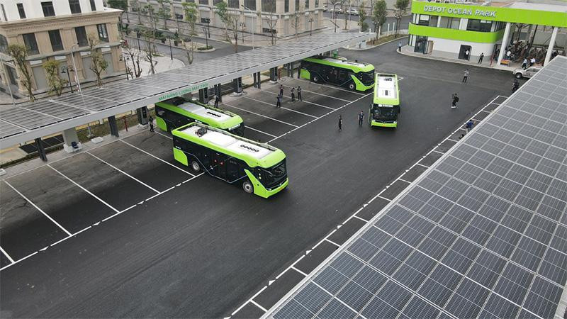 Không chạy bằng xăng dầu, xe buýt điện sẽ xóa tan nỗi ám ảnh về khói bụi ô nhiễm mà loại phương tiện này gây ra. Bên cạnh đó, trạm depot của VinBus còn được vận hành bằng năng lượng sạch nhờ các tấm pin mặt trời bố trí trên mái che. Không chạy bằng xăng dầu, xe buýt điện sẽ xóa tan nỗi ám ảnh về khói bụi ô nhiễm mà loại phương tiện này gây ra. Bên cạnh đó, trạm depot của VinBus còn được vận hành bằng năng lượng sạch nhờ các tấm pin mặt trời bố trí trên mái che.