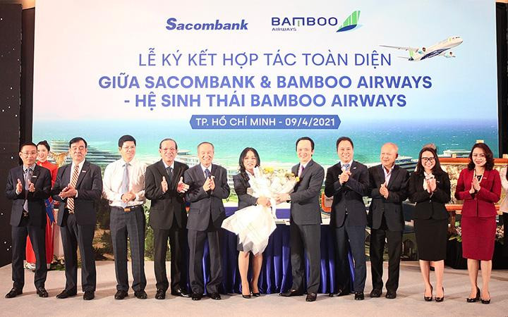 Đại diện lãnh đạo Sacombank và Bamboo Airways trao tặng hoa lưu niệm tại sự kiện Đại diện lãnh đạo Sacombank và Bamboo Airways trao tặng hoa lưu niệm tại sự kiện