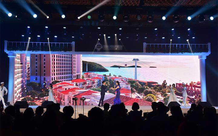 Nhiều ca sĩ nổi tiếng góp mặt trong sự kiện ra mắt chính thức phân khu The Center. Nhiều ca sĩ nổi tiếng góp mặt trong sự kiện ra mắt chính thức phân khu The Center.