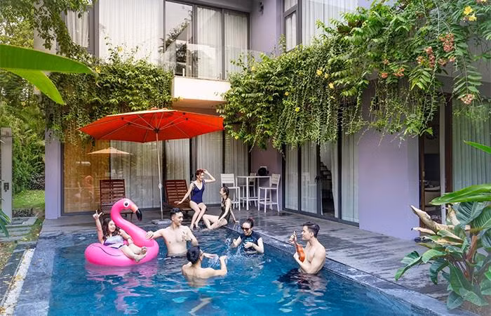 Tung tăng bể bơi 4 mùa biệt lập cùng bạn bè