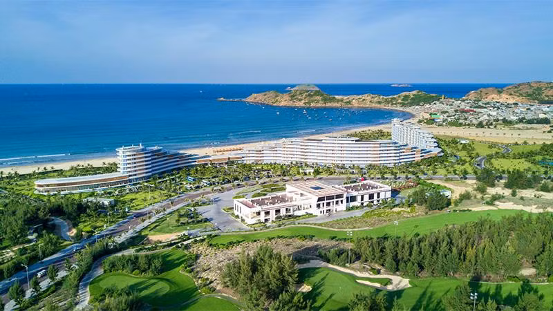 Quần thể du lịch nghỉ dưỡng sinh thái FLC Quy Nhơn nằm trải dài gần 4 km bên bờ biển Nhơn Lý