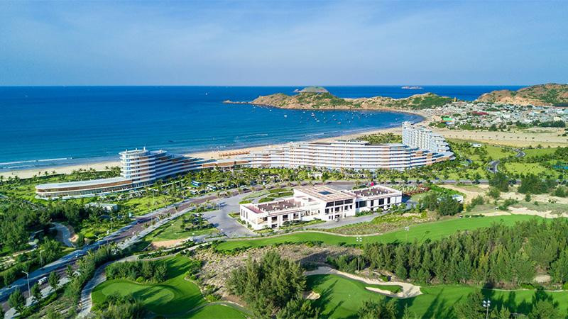Quần thể du lịch nghỉ dưỡng sinh thái FLC Quy Nhơn nằm trải dài gần 4 km bên bờ biển Nhơn Lý