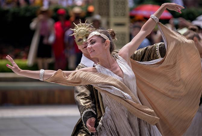 Nối tiếp sự thành công của “Vũ hội Ánh Dương”, show “The Golden Heart” hứa hẹn tiếp tục chinh phục khán giả trong mùa hè năm nay Nối tiếp sự thành công của “Vũ hội Ánh Dương”, show “The Golden Heart” hứa hẹn tiếp tục chinh phục khán giả trong mùa hè năm nay