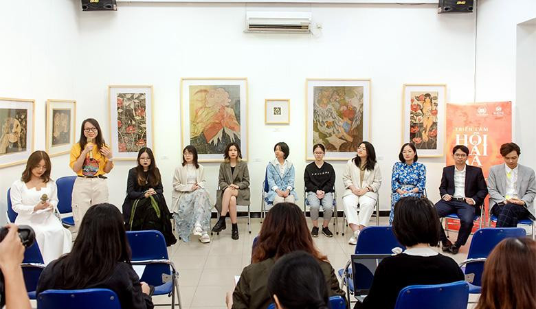 Nhóm tác giả và đại diện Trung tâm GATE chia sẻ với khán giả về quá trình sáng tác tranh trong lễ khai mạc triển lãm Nhóm tác giả và đại diện Trung tâm GATE chia sẻ với khán giả về quá trình sáng tác tranh trong lễ khai mạc triển lãm