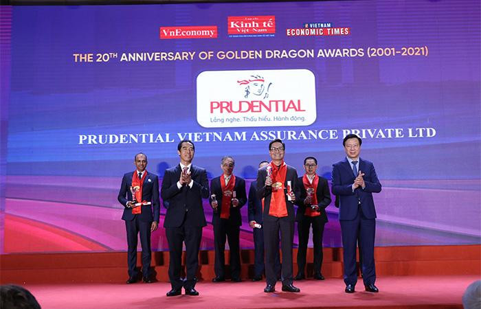Đại diện Prudential Việt Nam nhận giải trong khuôn khổ Gala kỷ niệm 20 năm chương trình Rồng Vàng