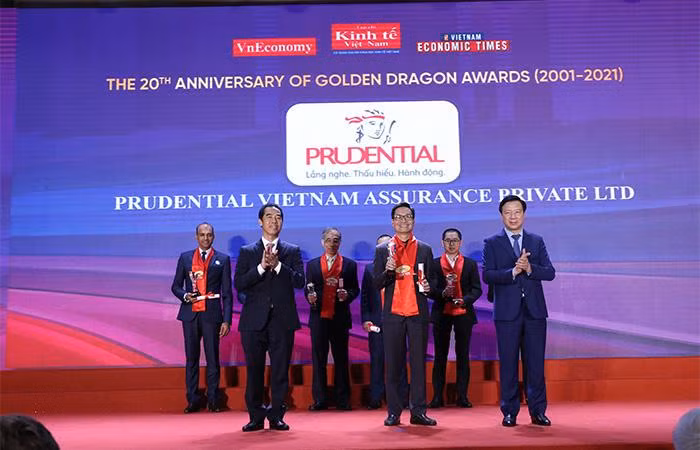 Đại diện Prudential Việt Nam nhận giải trong khuôn khổ Gala kỷ niệm 20 năm chương trình Rồng Vàng