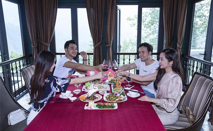 Du khách thưởng thức ẩm thực tại nhà hàng Sa Pa Du khách thưởng thức ẩm thực tại nhà hàng Sa Pa