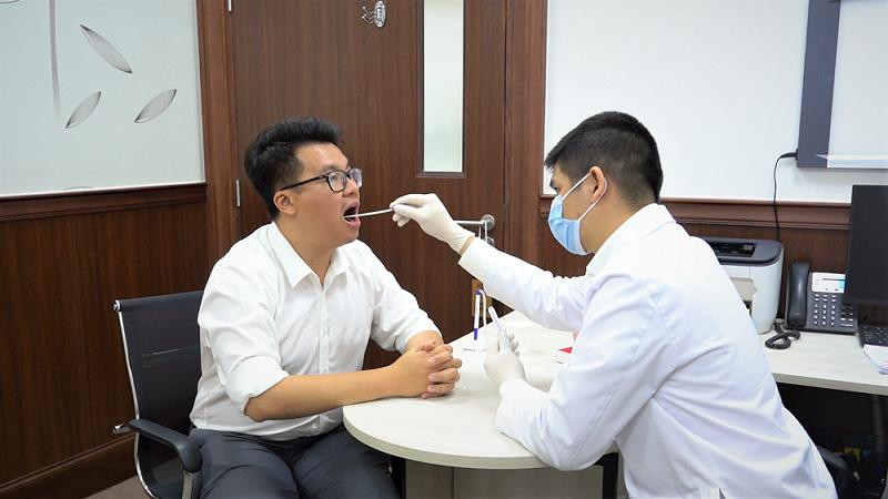 Khách hàng xét nghiệm gen tiền tiểu đường chỉ cần lấy máu hoặc lấy mẫu niêm mạc miệng để xét nghiệm, kết quả sẽ có sau 2 tuần Khách hàng xét nghiệm gen tiền tiểu đường chỉ cần lấy máu hoặc lấy mẫu niêm mạc miệng để xét nghiệm, kết quả sẽ có sau 2 tuần